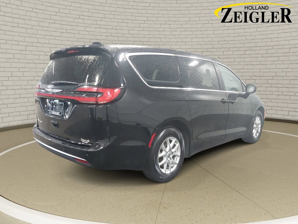 Used 2025 Chrysler Pacifica Select FWD image 5