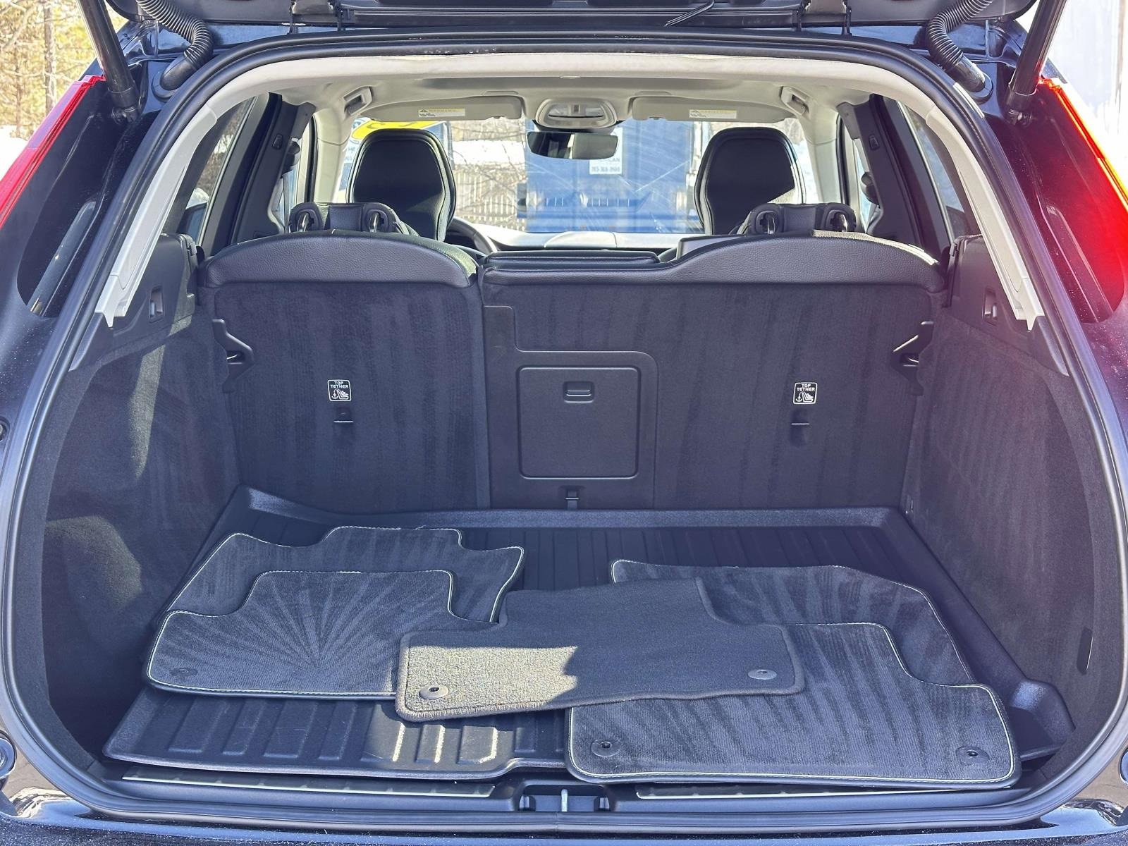 Used 2022 Volvo XC60 B5 Momentum w/ Climate Package image 24