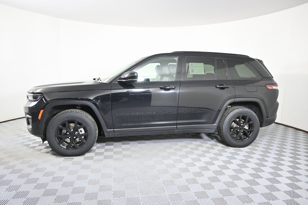 Used 2024 Jeep Grand Cherokee Altitude image 2