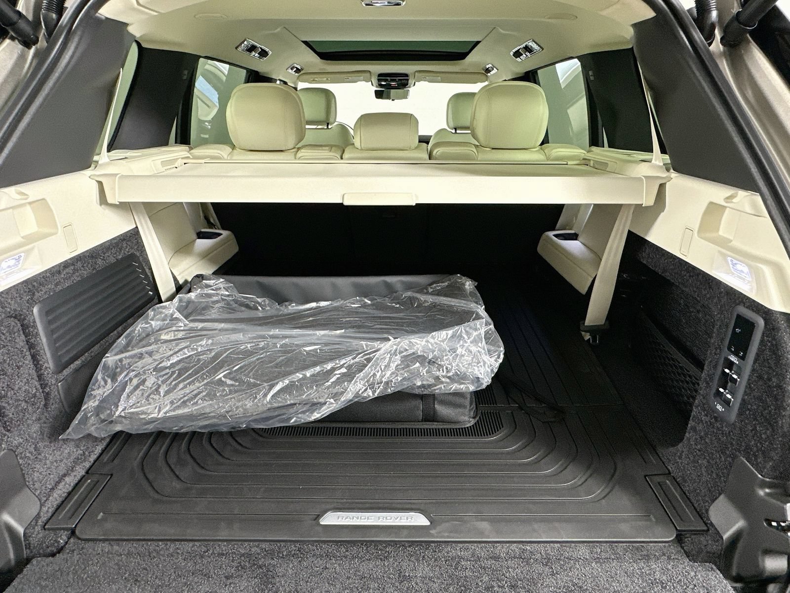 New 2026 Land Rover Range Rover Long Wheelbase SE AWD/4WD image 38