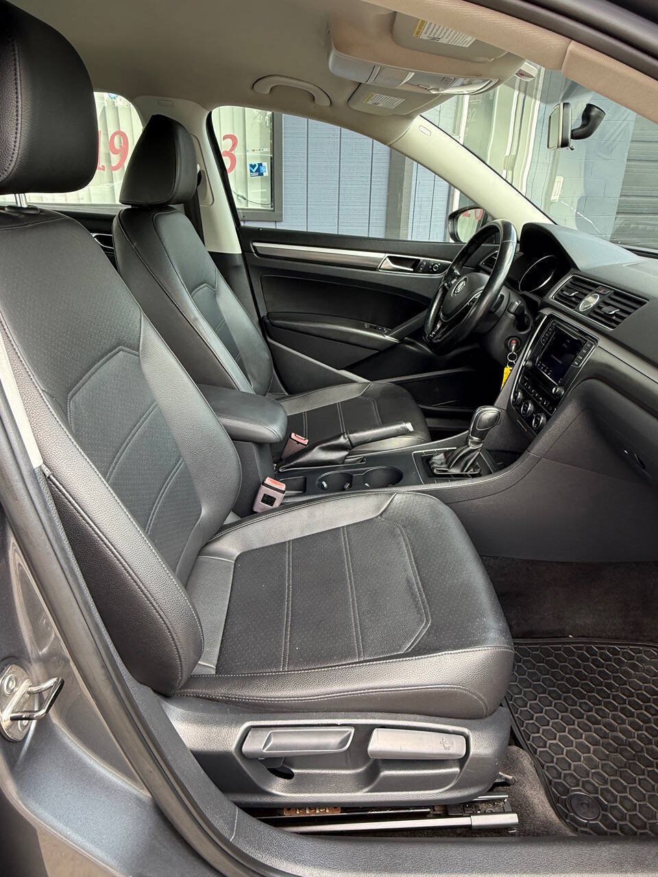 Used 2017 Volkswagen Passat 1.8T R-Line FWD image 8