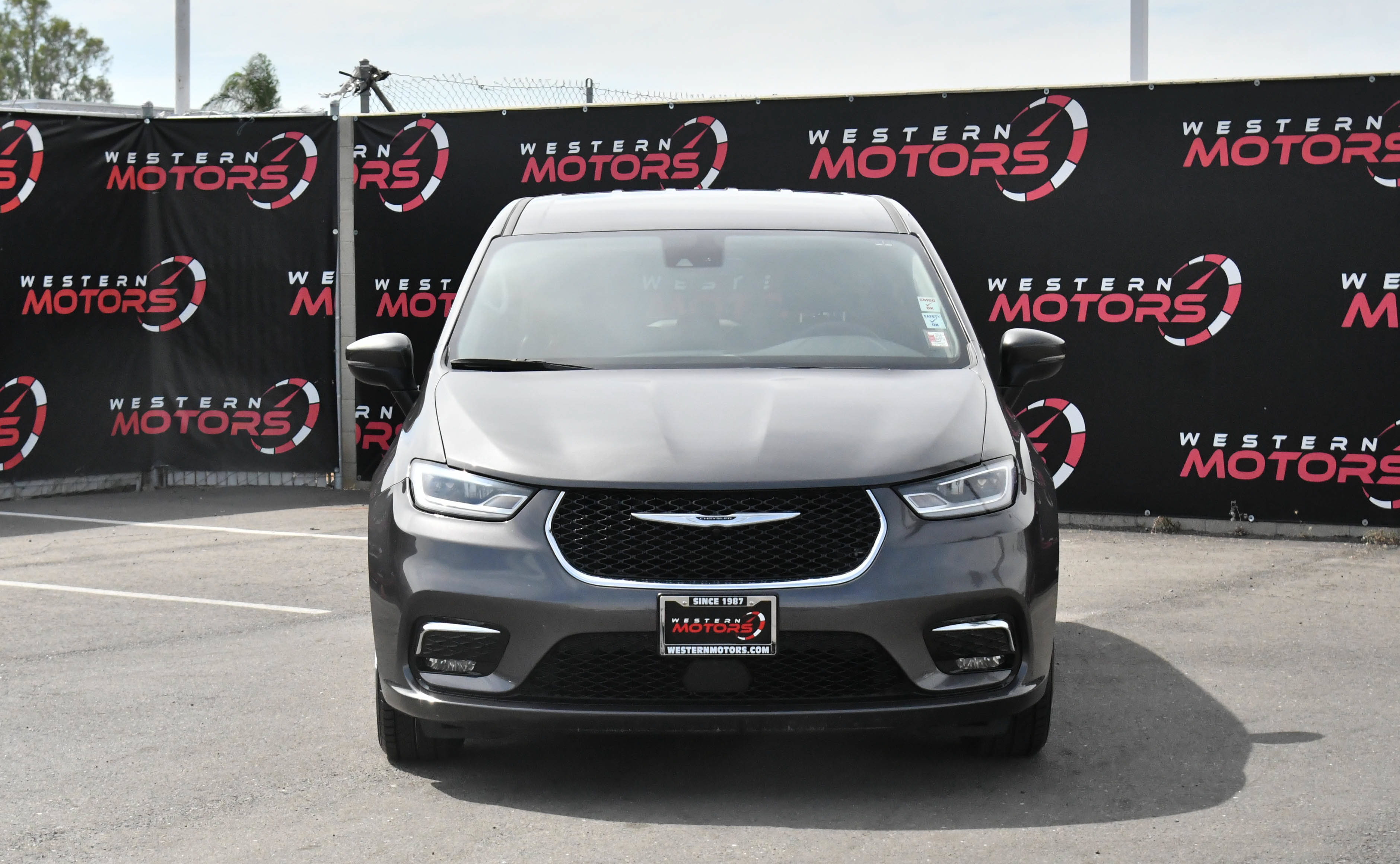 Used 2023 Chrysler Pacifica Touring-L FWD image 2