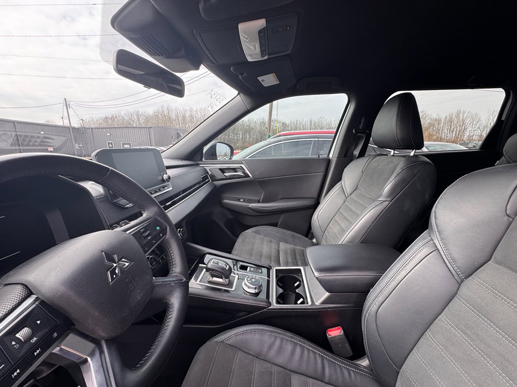 Used 2023 Mitsubishi Outlander SE Black Edition image 11
