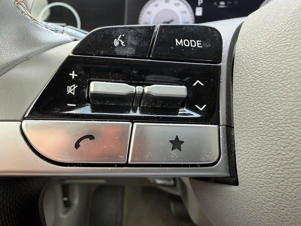 Used 2025 Hyundai Elantra SEL FWD image 17