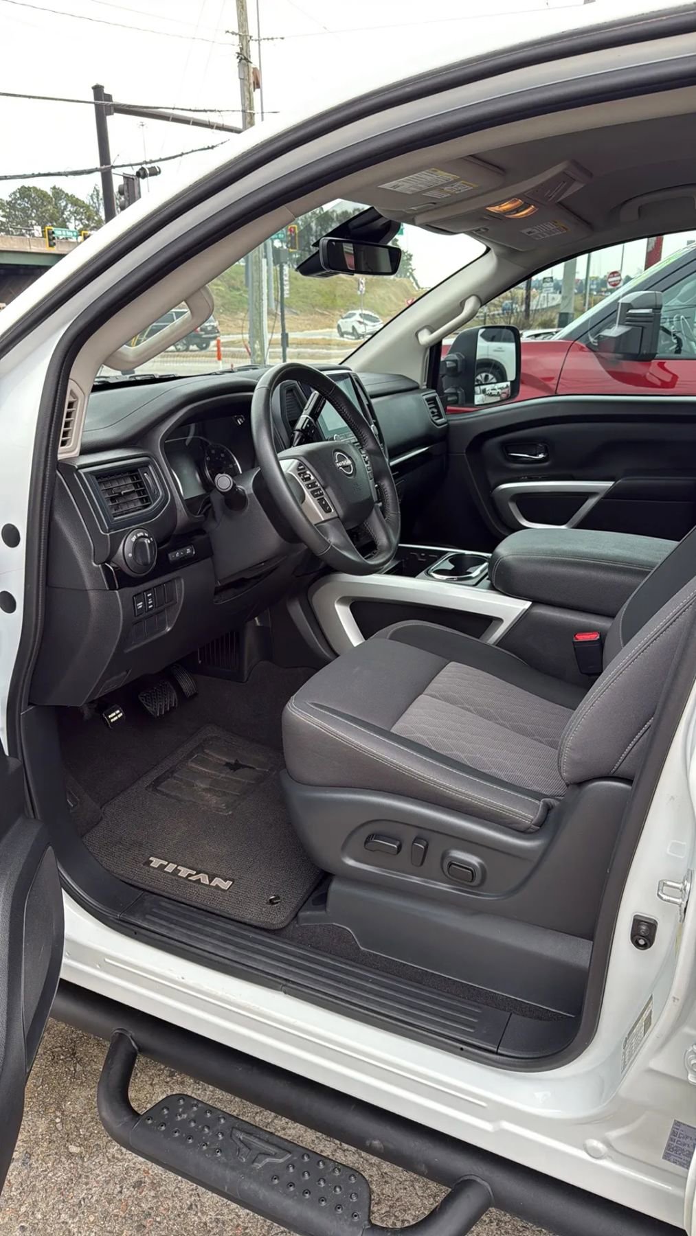 Used 2024 Nissan Titan SV w/ SV Convenience Package image 5