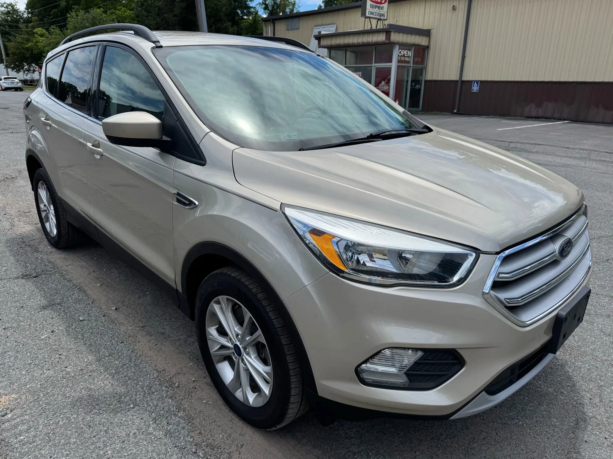 Used 2018 Ford Escape SE image 3
