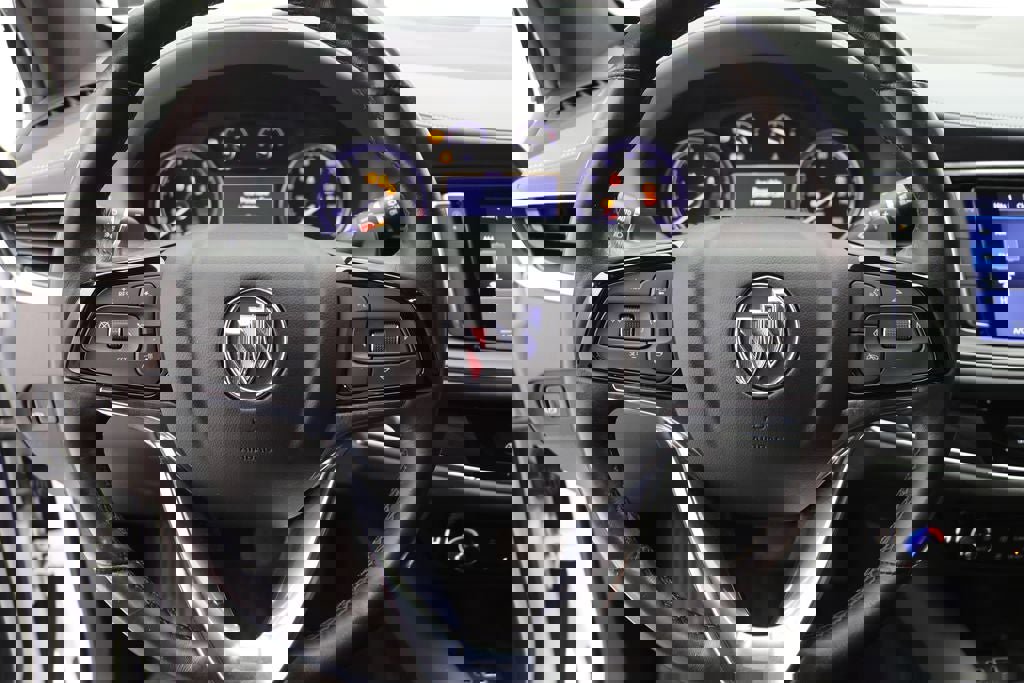 Used 2023 Buick Enclave Essence image 17