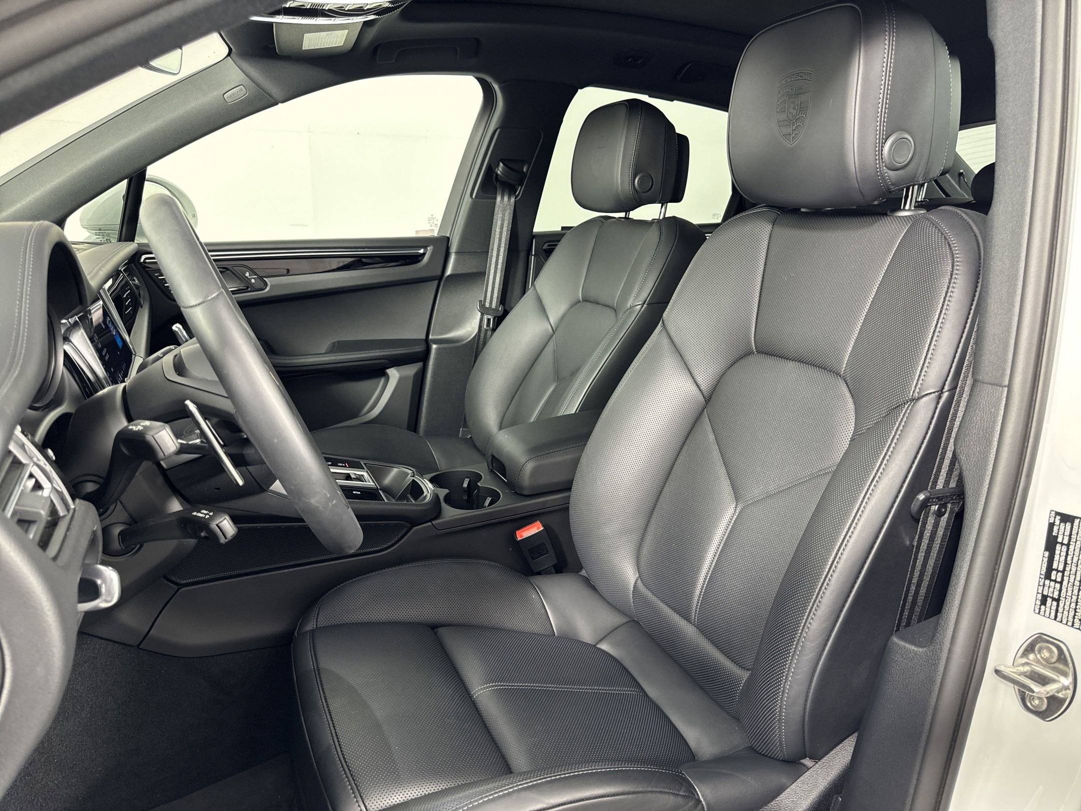 Certified 2025 Porsche Macan image 5