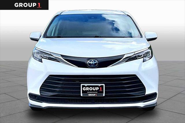 Certified 2023 Toyota Sienna LE FWD image 4