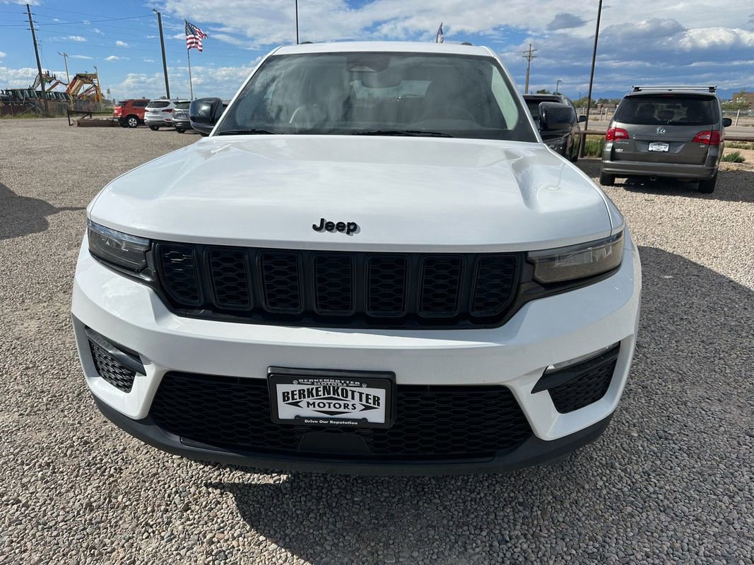 Used 2023 Jeep Grand Cherokee Limited w/ Black Appearance Package image 3