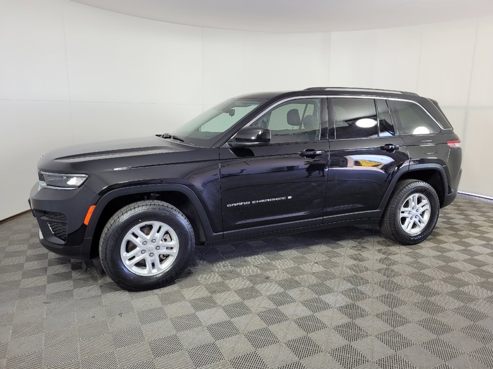Used 2023 Jeep Grand Cherokee Laredo AWD/4WD image 2