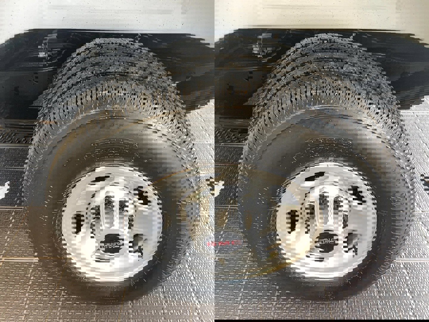 Used 2025 GMC Savana 3500 Extended RWD image 4