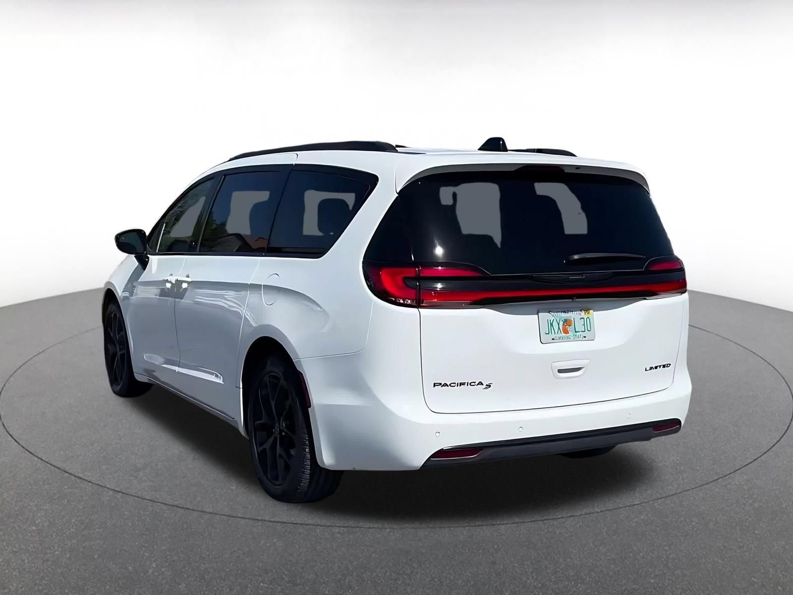 Used 2025 Chrysler Pacifica Limited FWD image 10