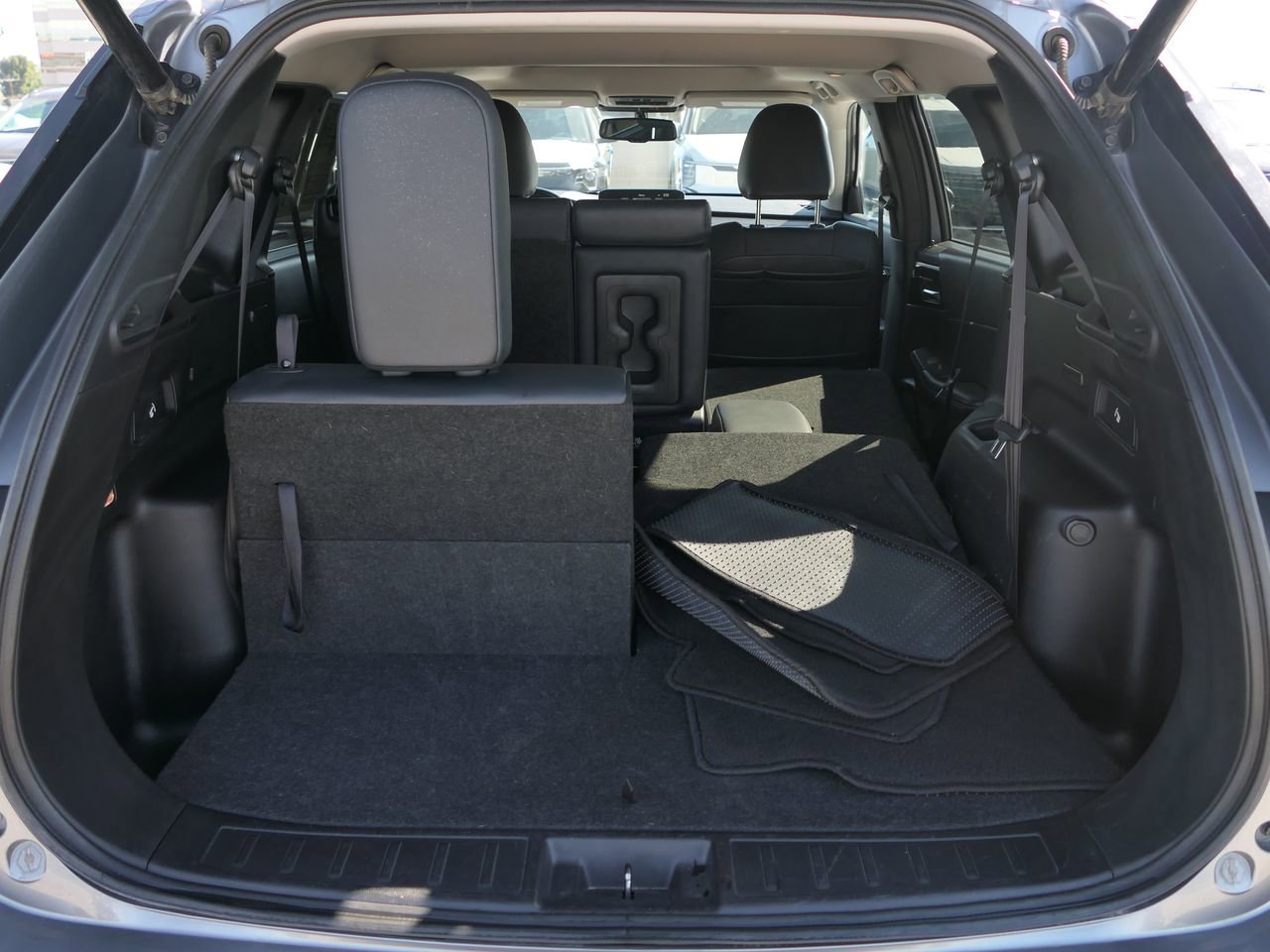 Used 2024 Mitsubishi Outlander SE image 24