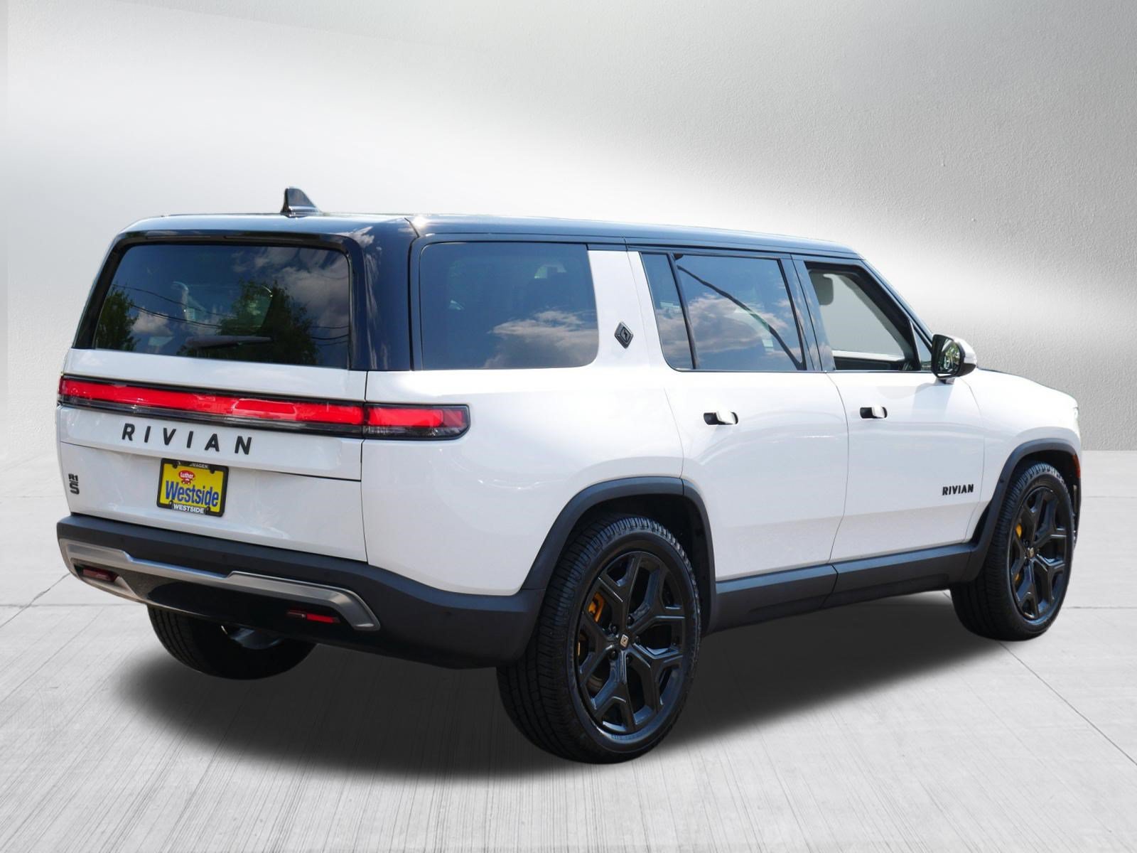 Used 2023 Rivian R1S Adventure AWD/4WD image 7