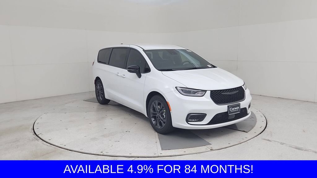 New 2026 Chrysler Pacifica Select image 3