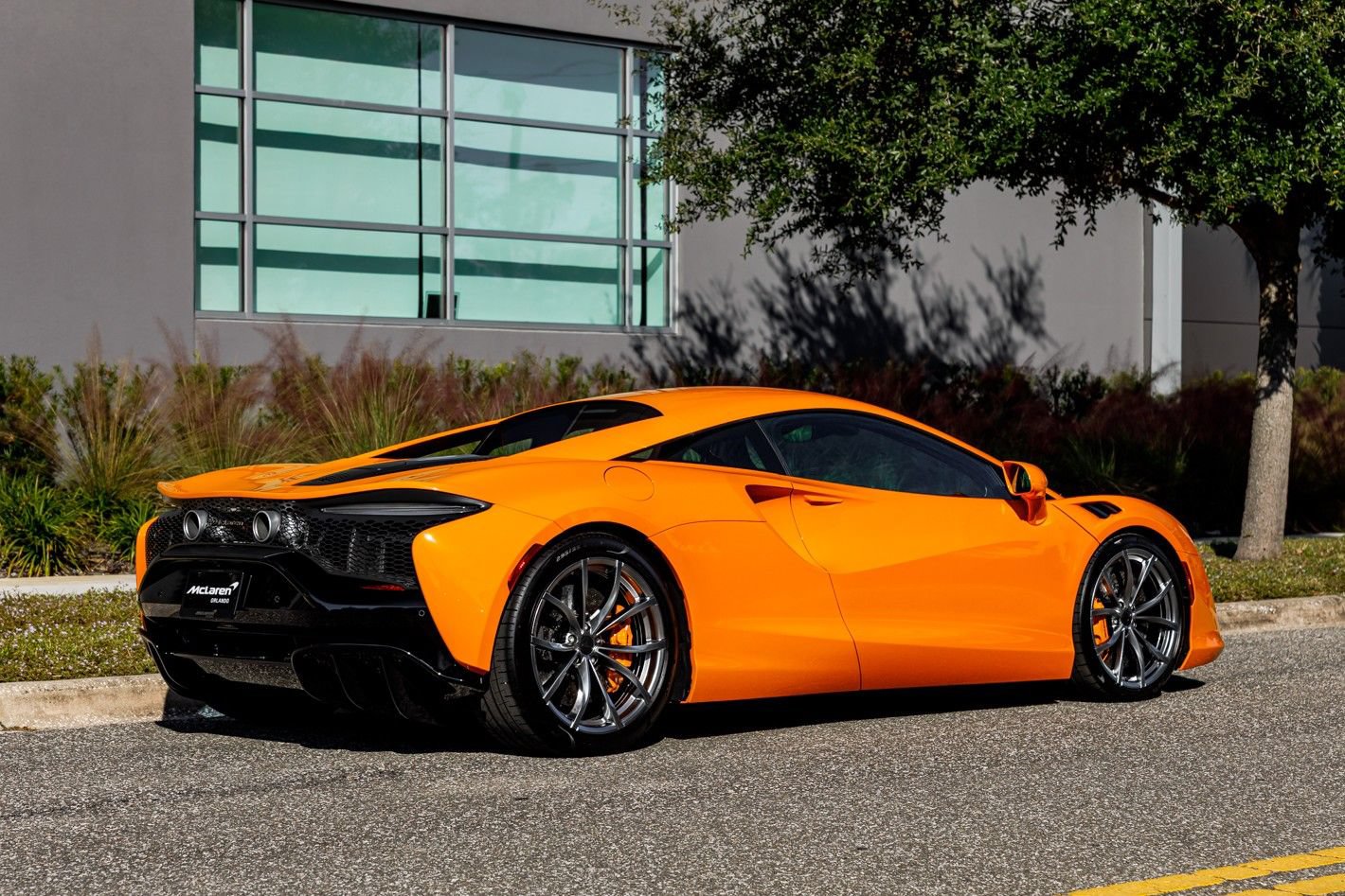 Used 2025 McLaren Artura RWD image 9