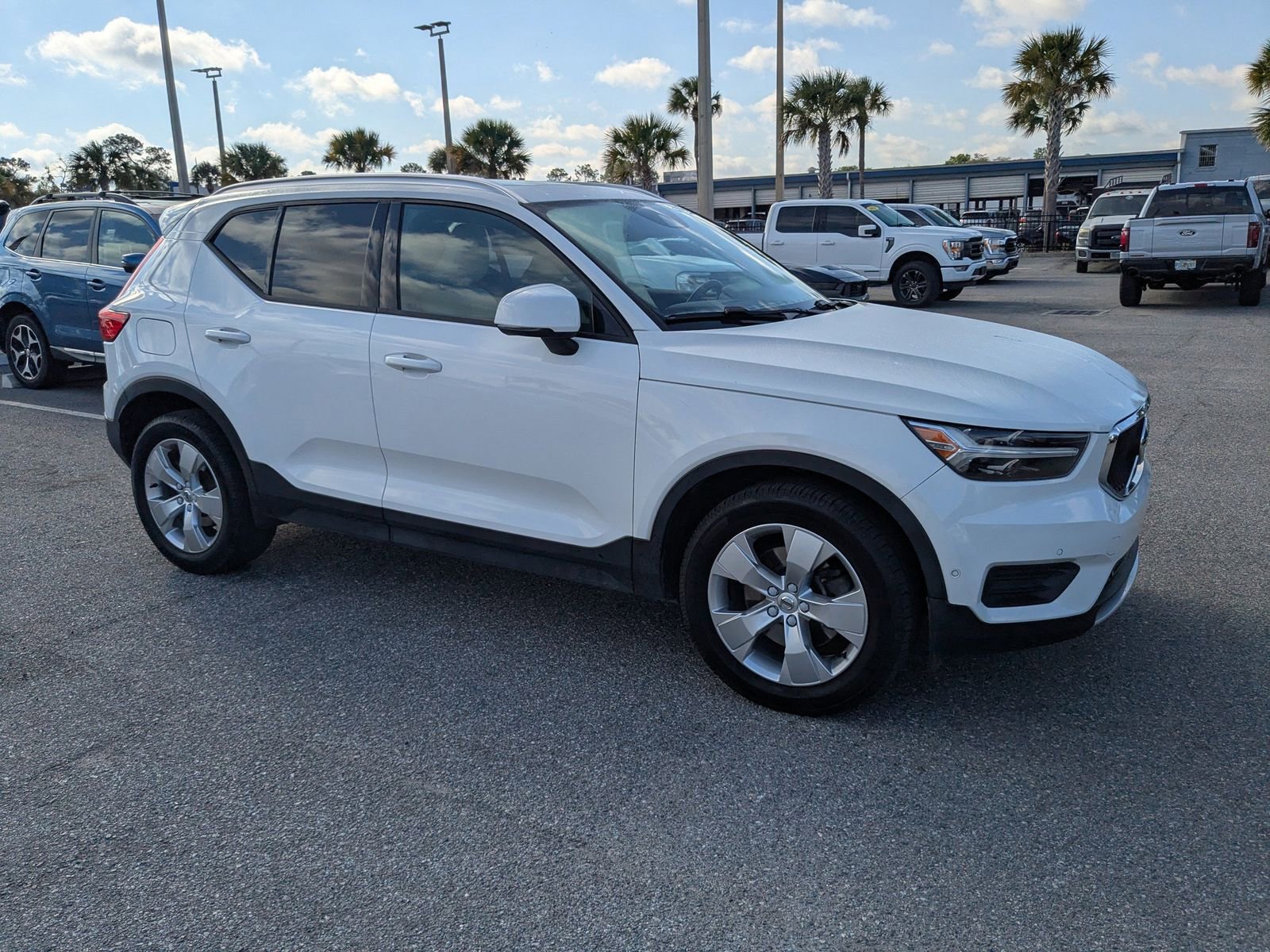 Used 2019 Volvo XC40 T5 Momentum image 2
