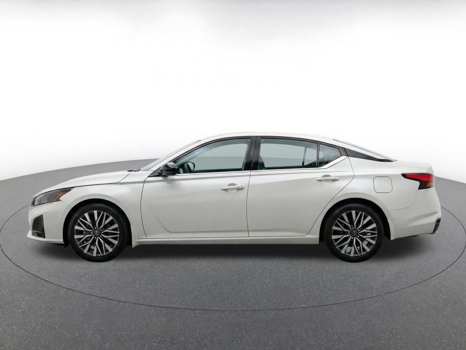 Used 2025 Nissan Altima 2.5 SV FWD image 4