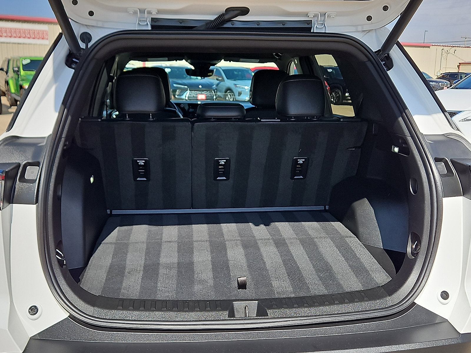 Used 2025 Chevrolet Equinox LT w/ Convenience Package II image 6