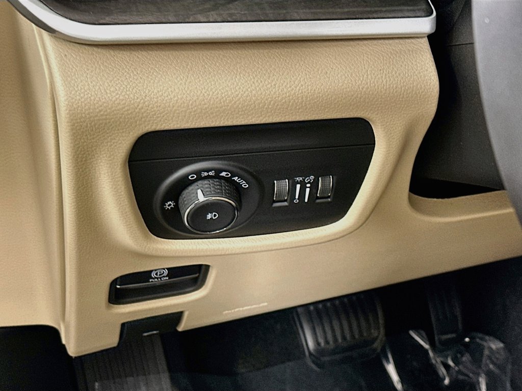 Used 2023 Jeep Grand Cherokee Limited w/ Luxury Tech Group II AWD/4WD image 14