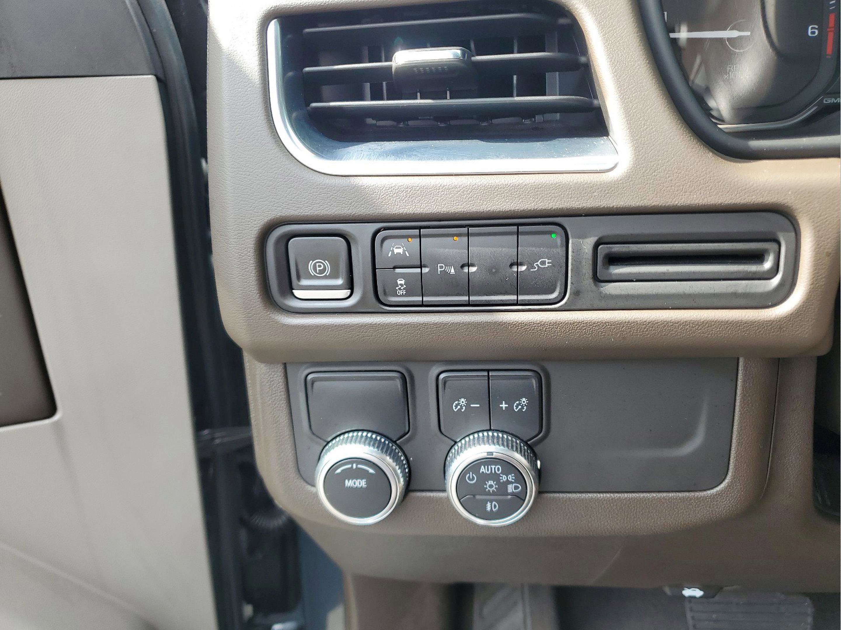 Used 2021 GMC Yukon SLT w/ SLT Premium Package image 30