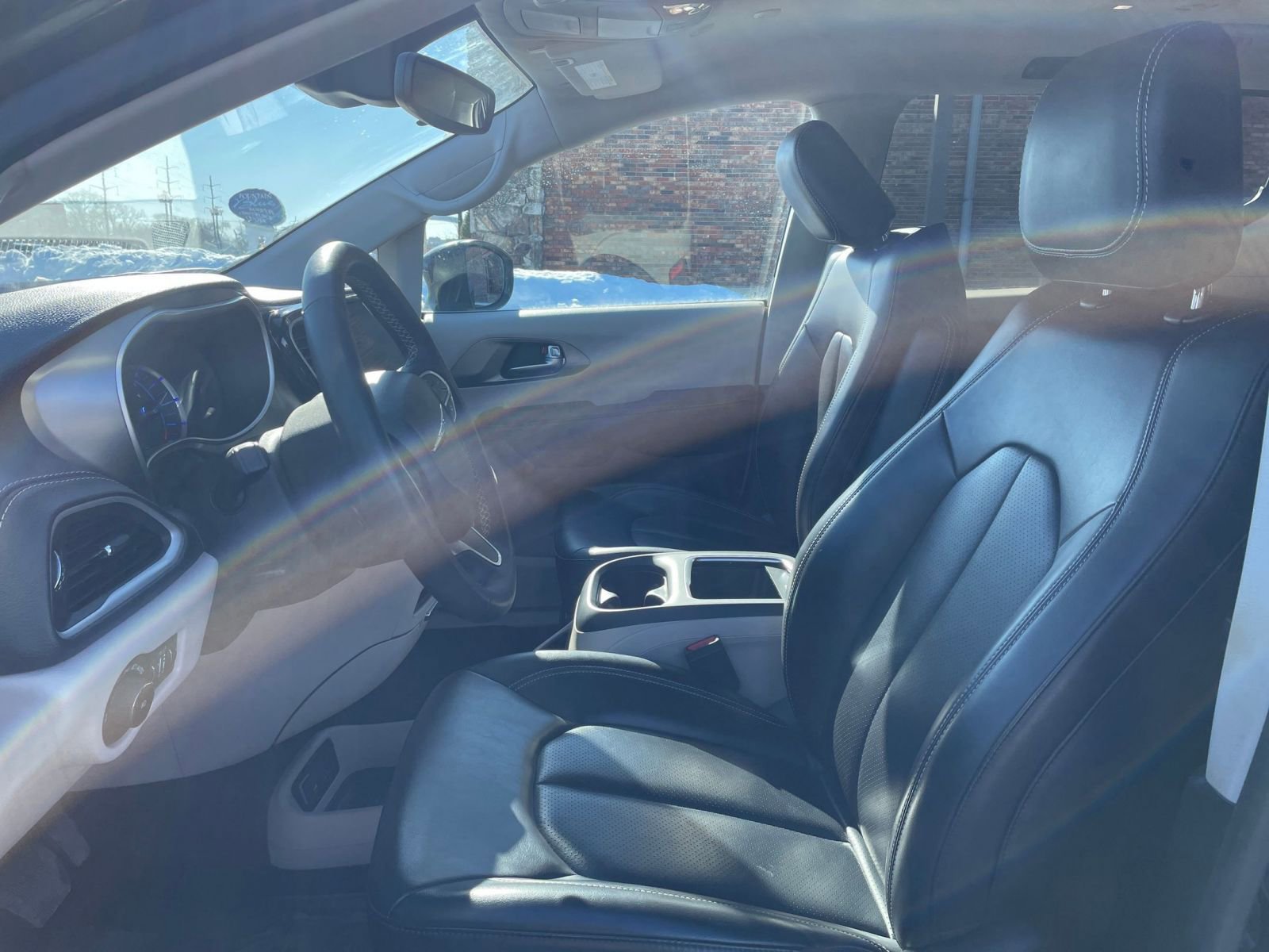 Used 2023 Chrysler Pacifica Touring-L image 28