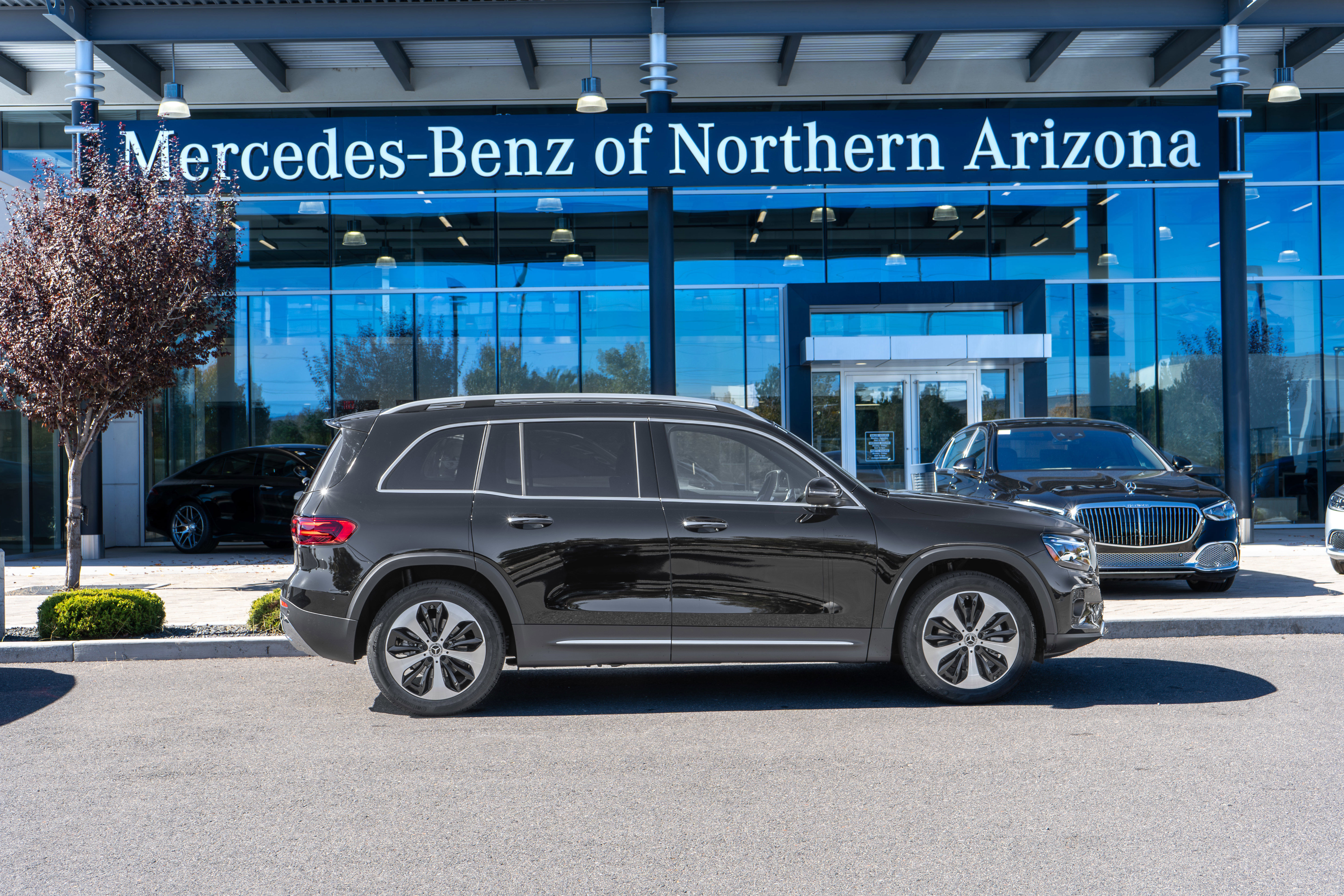 Used 2025 Mercedes-Benz GLB 250 image 1