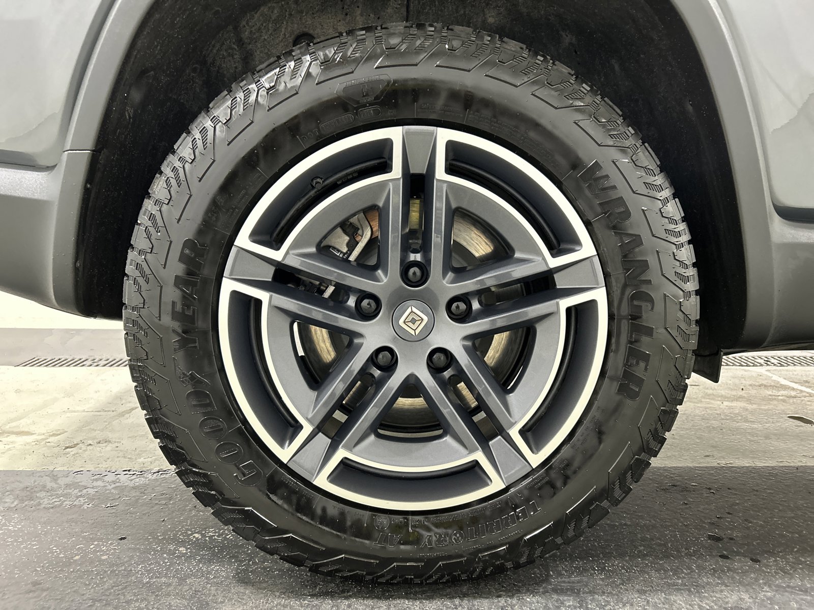 Used 2025 Rivian R1S Adventure image 12