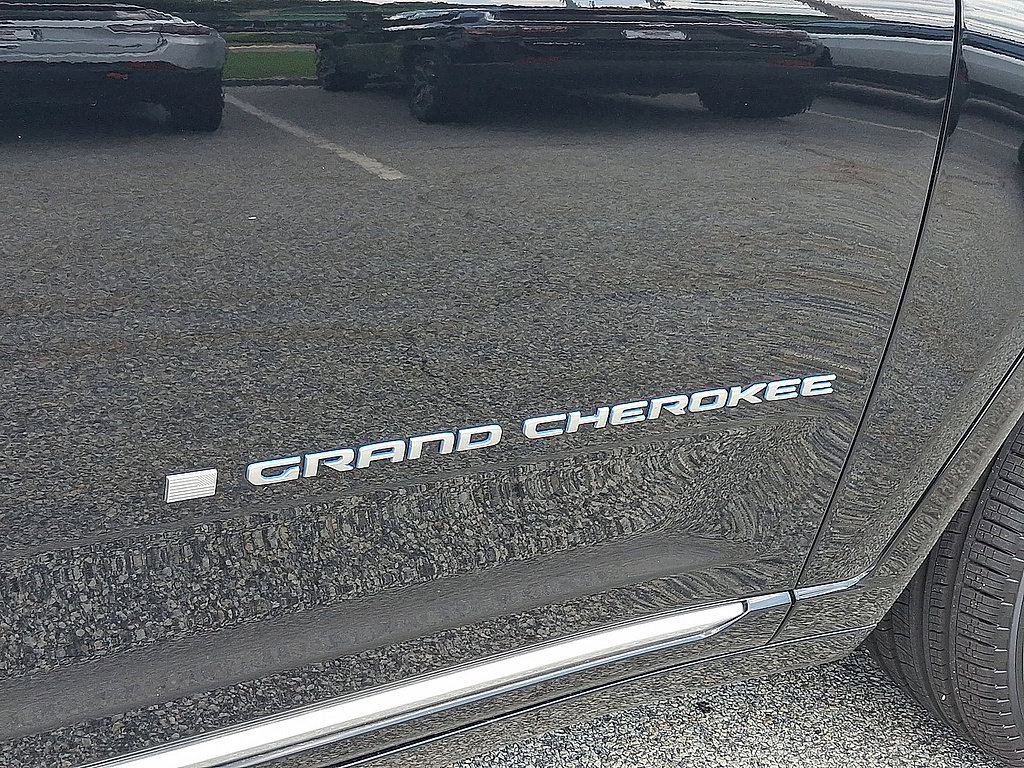 Used 2023 Jeep Grand Cherokee Summit AWD/4WD image 24