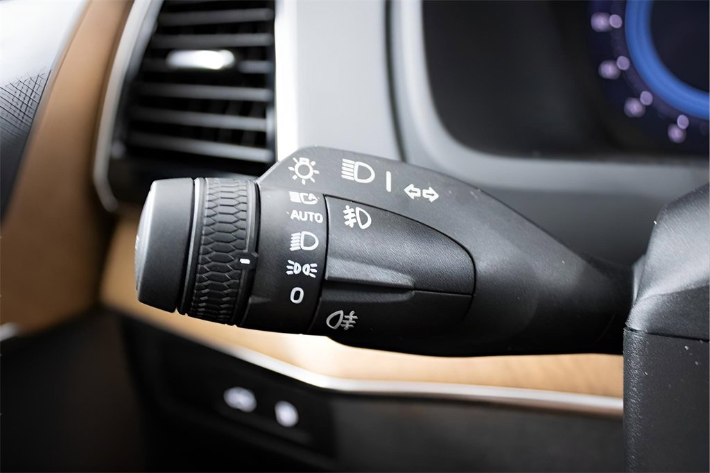 Certified 2025 Volvo XC90 T8 Plus image 18