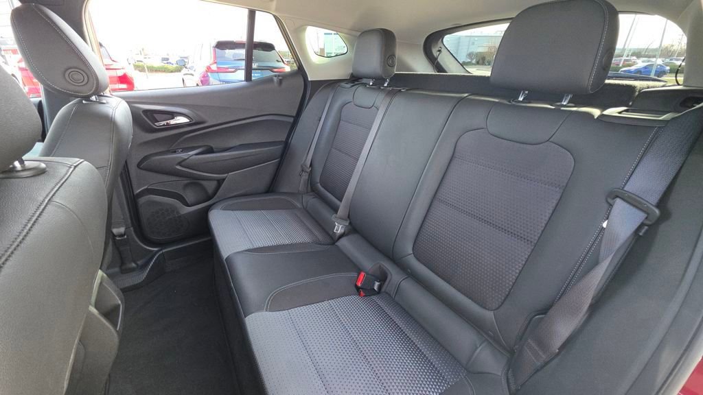 Used 2025 Chevrolet Trax LT w/ LT Convenience Package image 18