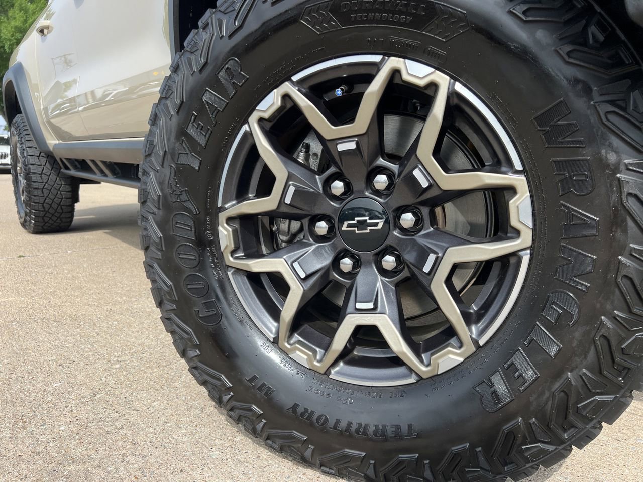 Used 2024 Chevrolet Colorado ZR2 w/ Technology Package AWD/4WD image 9