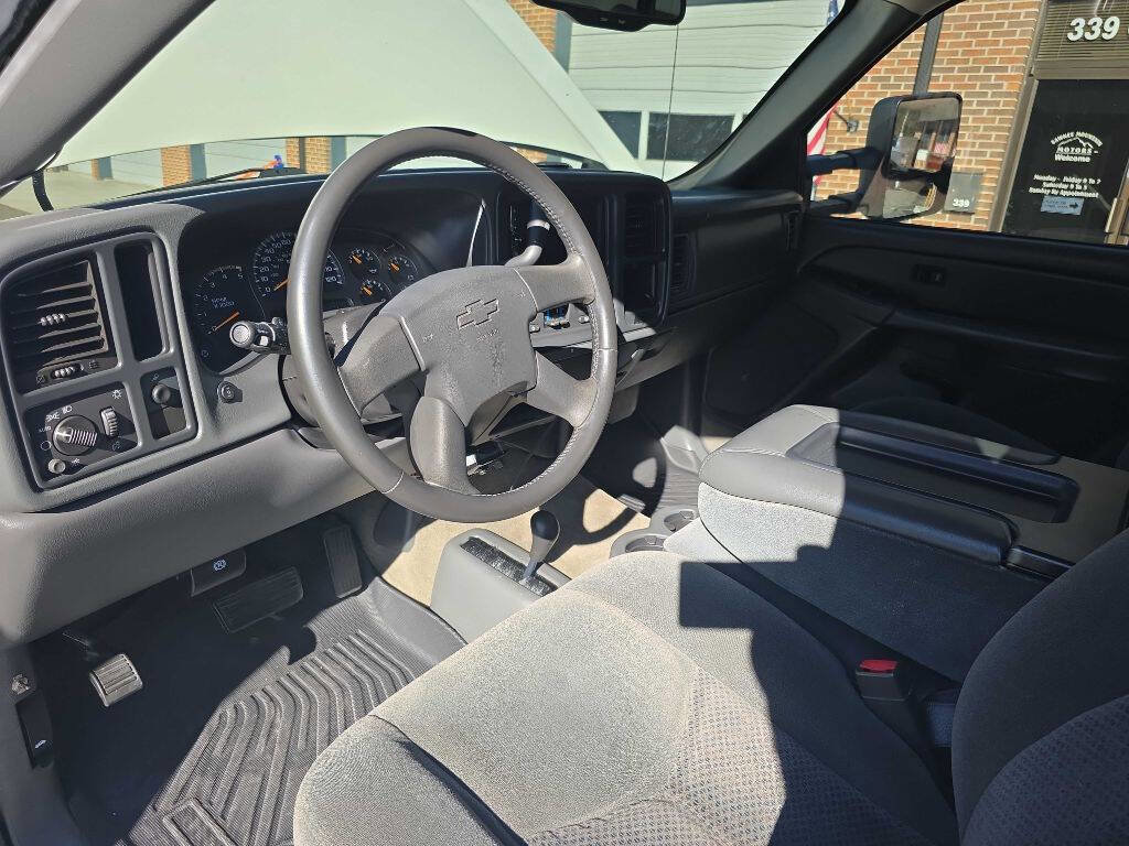 Used 2004 Chevrolet Silverado 3500 4x4 Crew Cab w/ Heavy-Duty Power Package image 10