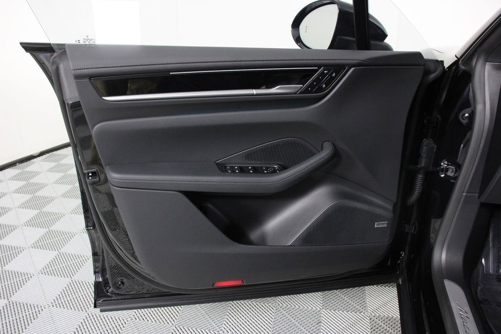 Certified 2025 Porsche Macan 4S Electric image 20