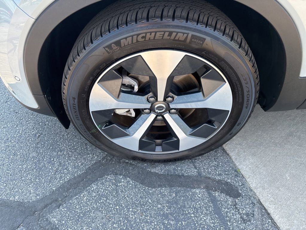 Certified 2026 Volvo XC40 B5 Plus AWD/4WD image 11