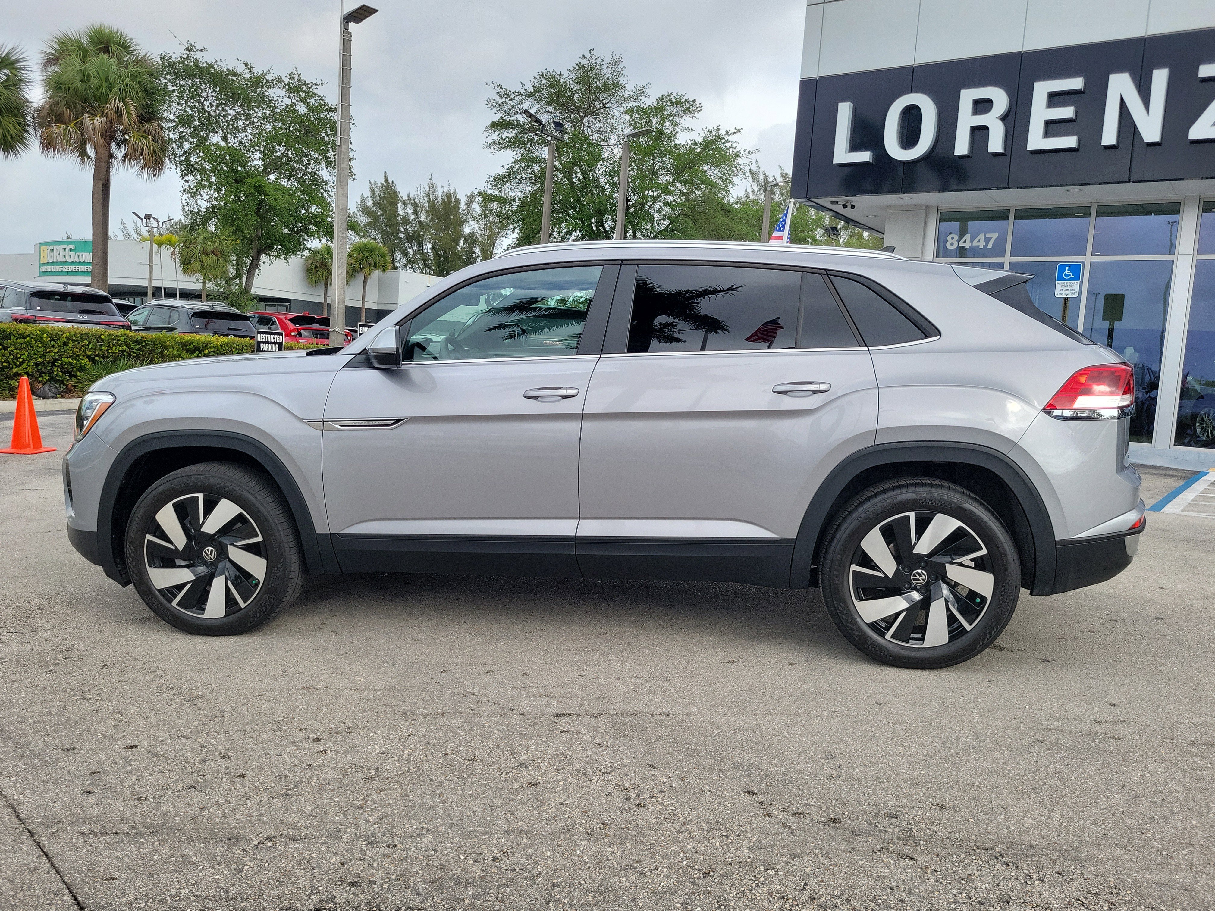 Used 2024 Volkswagen Atlas Cross Sport SE image 8