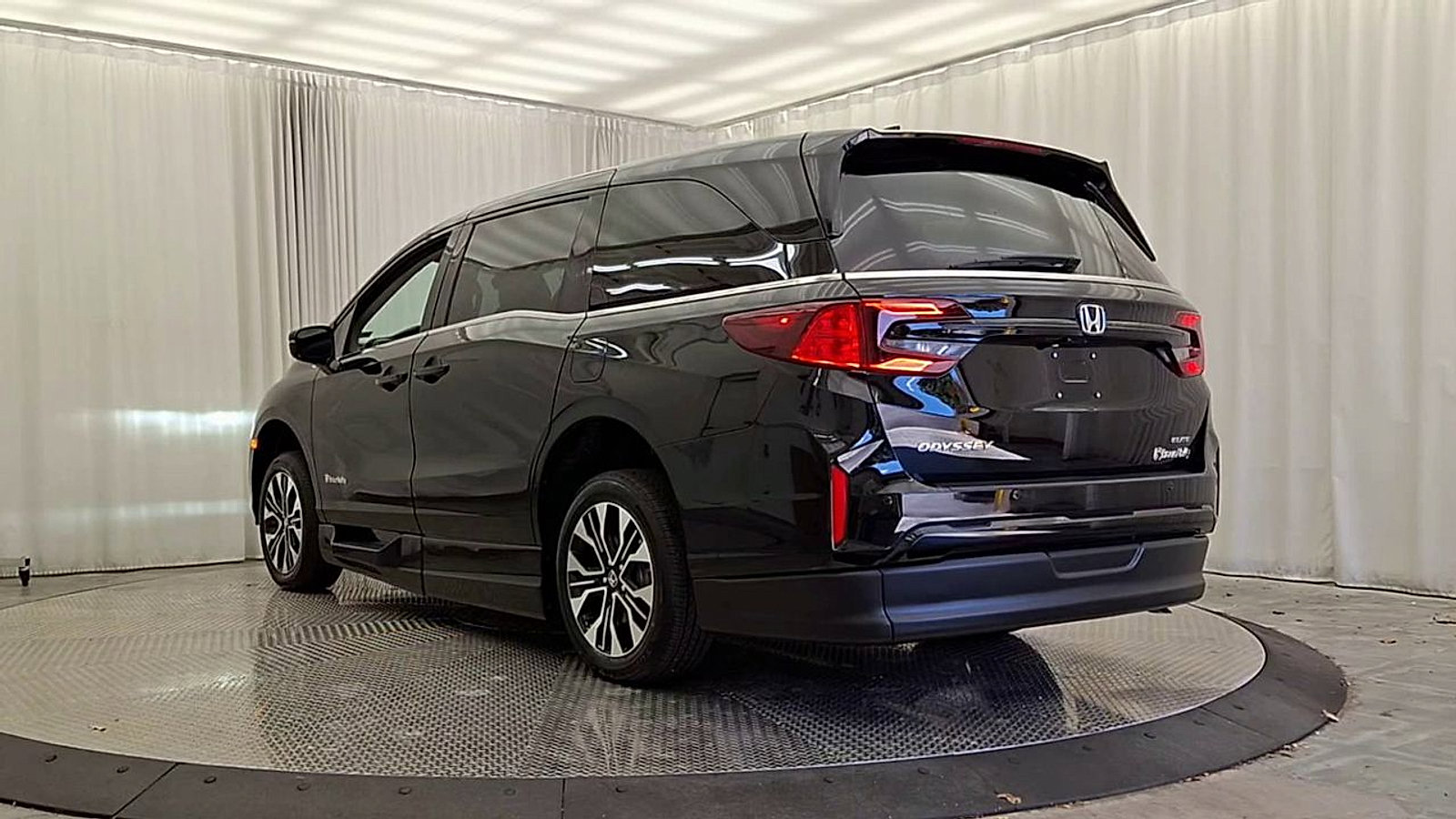 Used 2025 Honda Odyssey Elite image 9