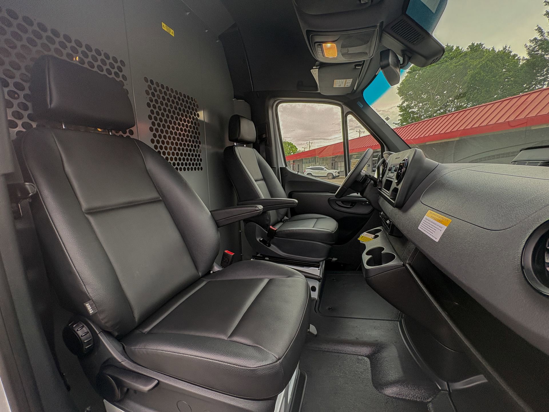 Used 2025 Mercedes-Benz Sprinter 2500 image 21