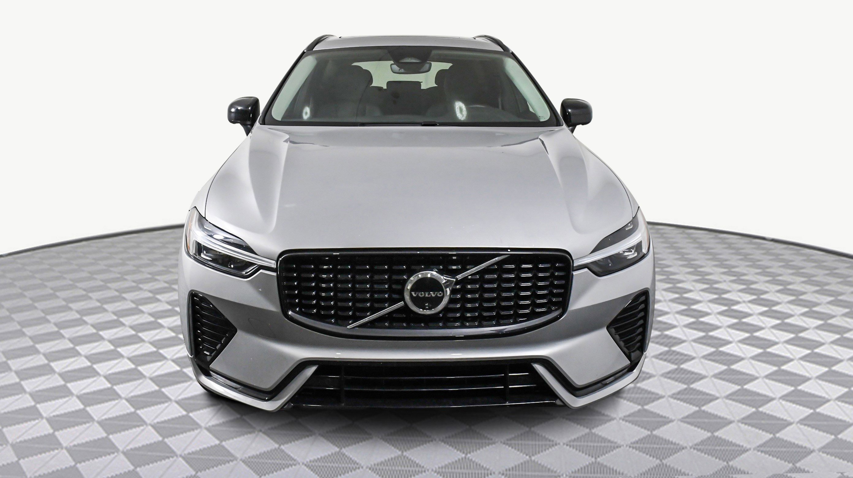 Used 2025 Volvo XC60 B5 Plus image 2