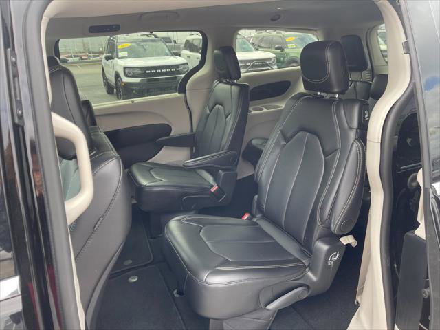 Used 2024 Chrysler Pacifica Touring-L image 14