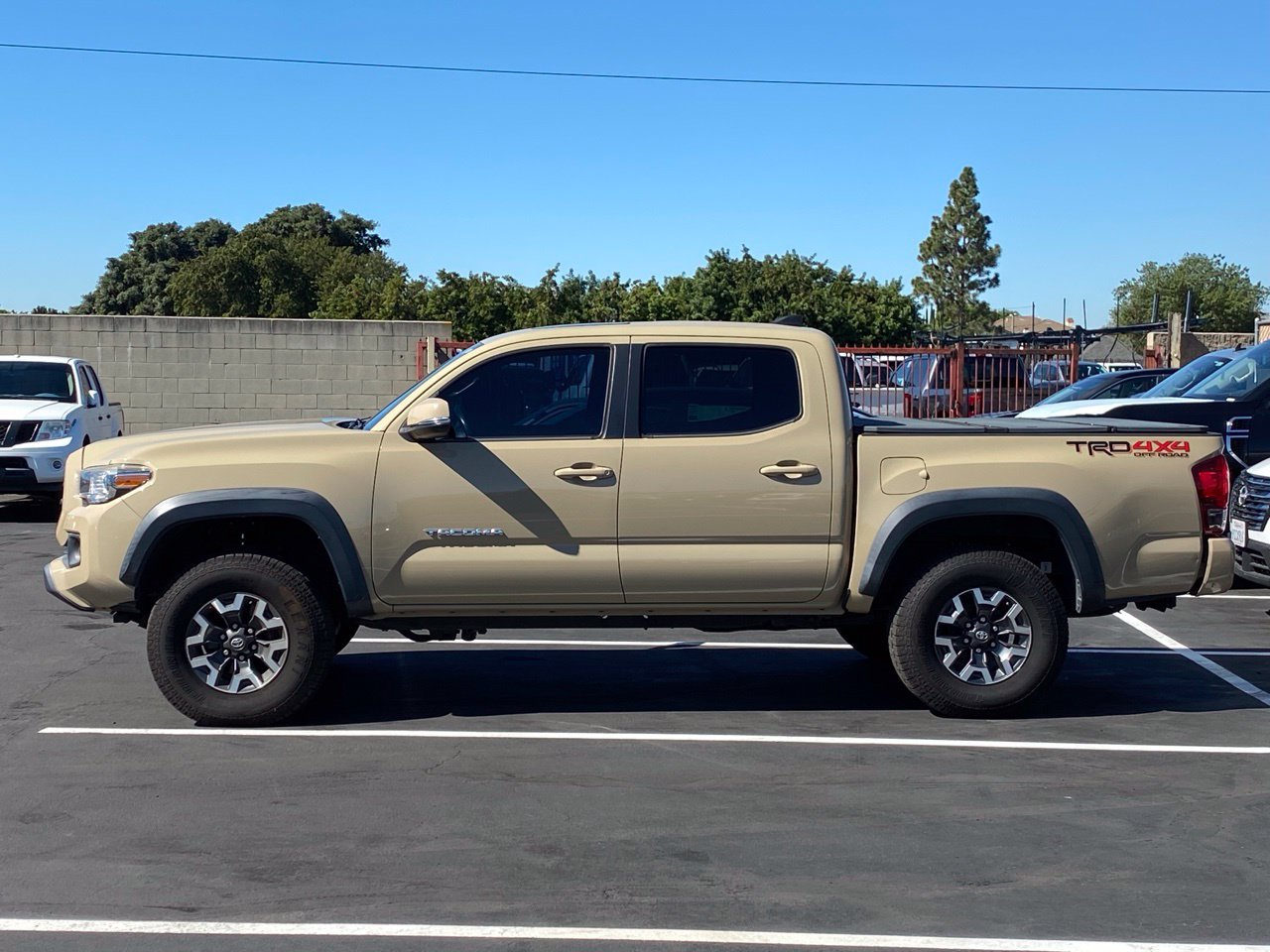 Used 2016 Toyota Tacoma TRD Off-Road w/ Premium & Technology Package AWD/4WD image 3