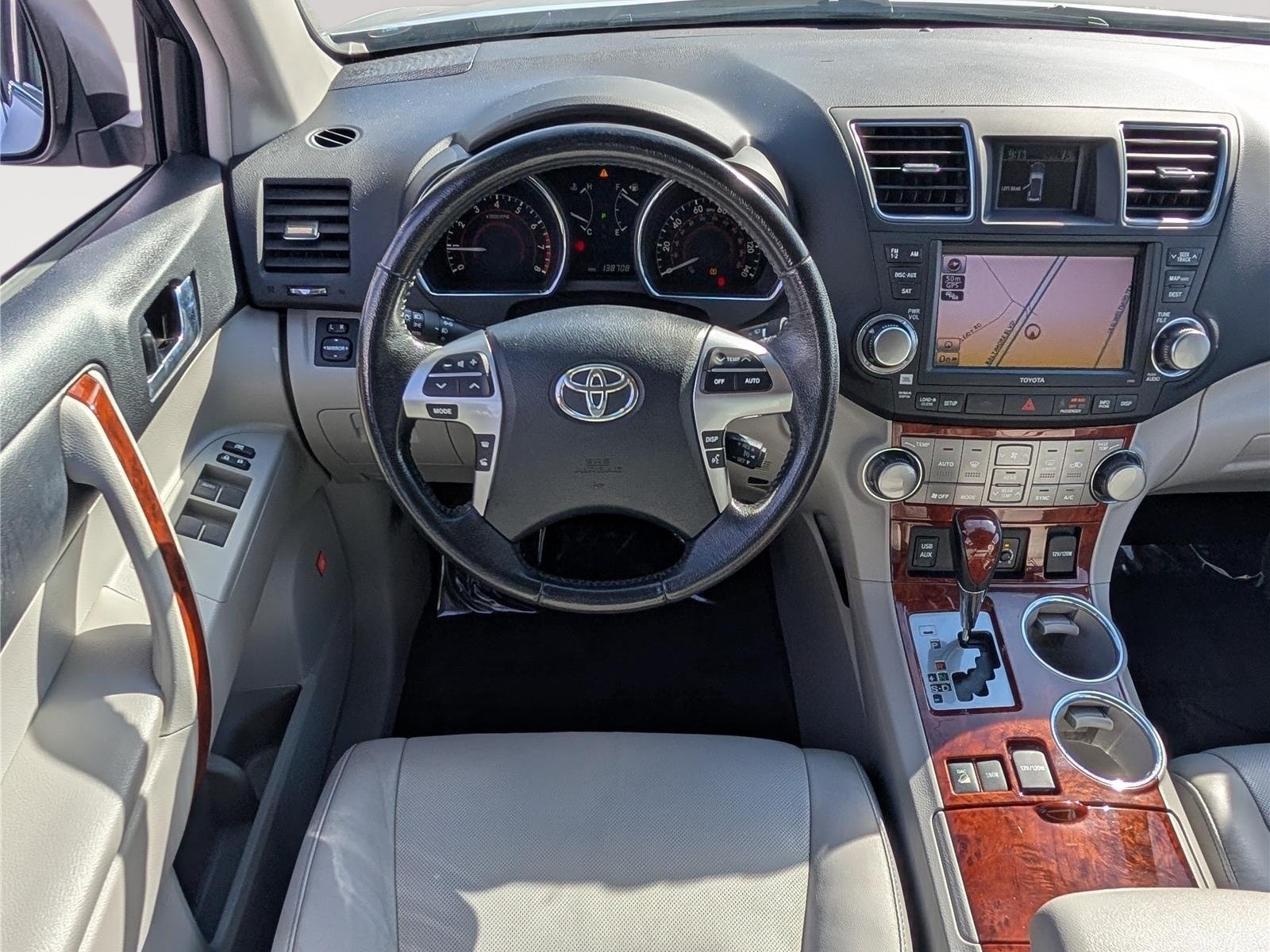 Used 2012 Toyota Highlander Limited w/ Tow Pkg AWD/4WD image 19