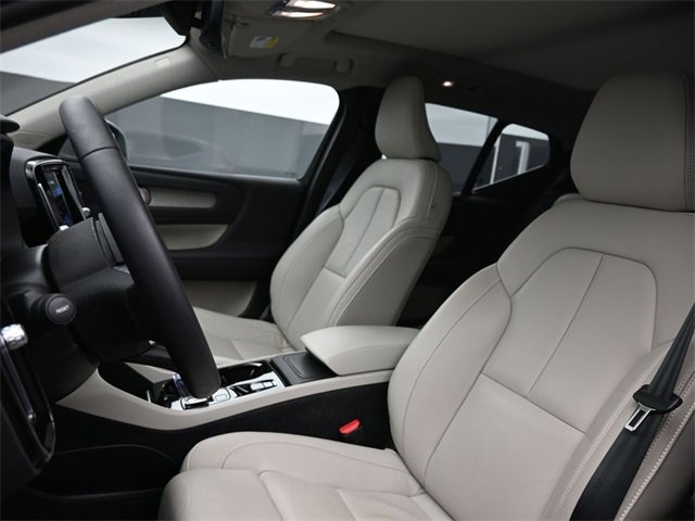 Used 2024 Volvo XC40 B5 Plus image 9