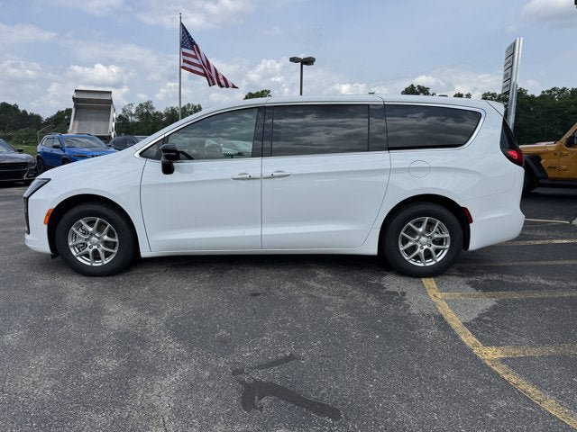 New 2027 Chrysler Pacifica Select FWD image 2