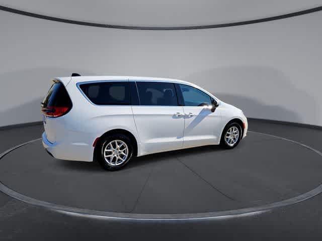 Used 2023 Chrysler Pacifica Touring-L FWD image 8