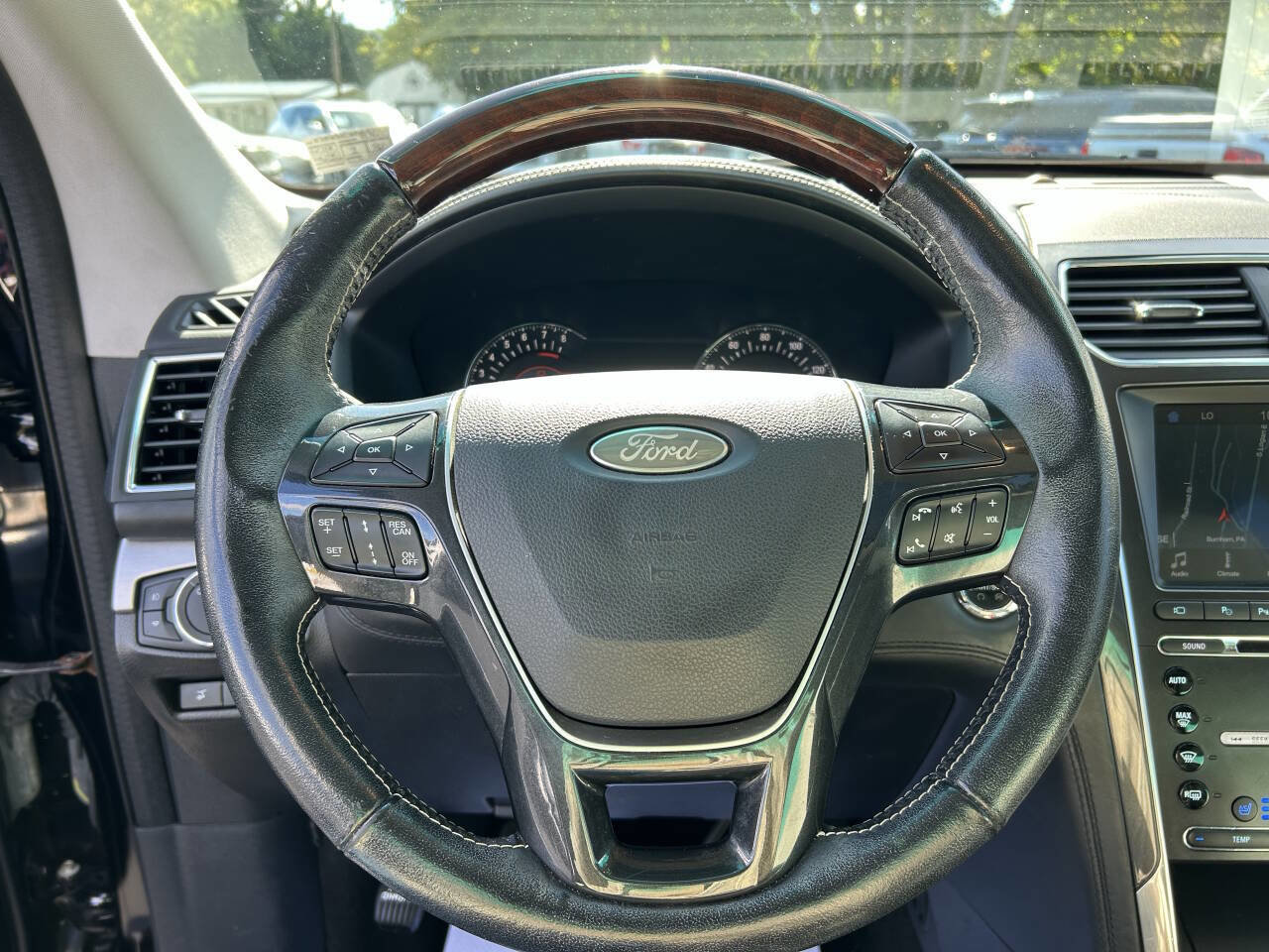 Used 2017 Ford Explorer Platinum image 14