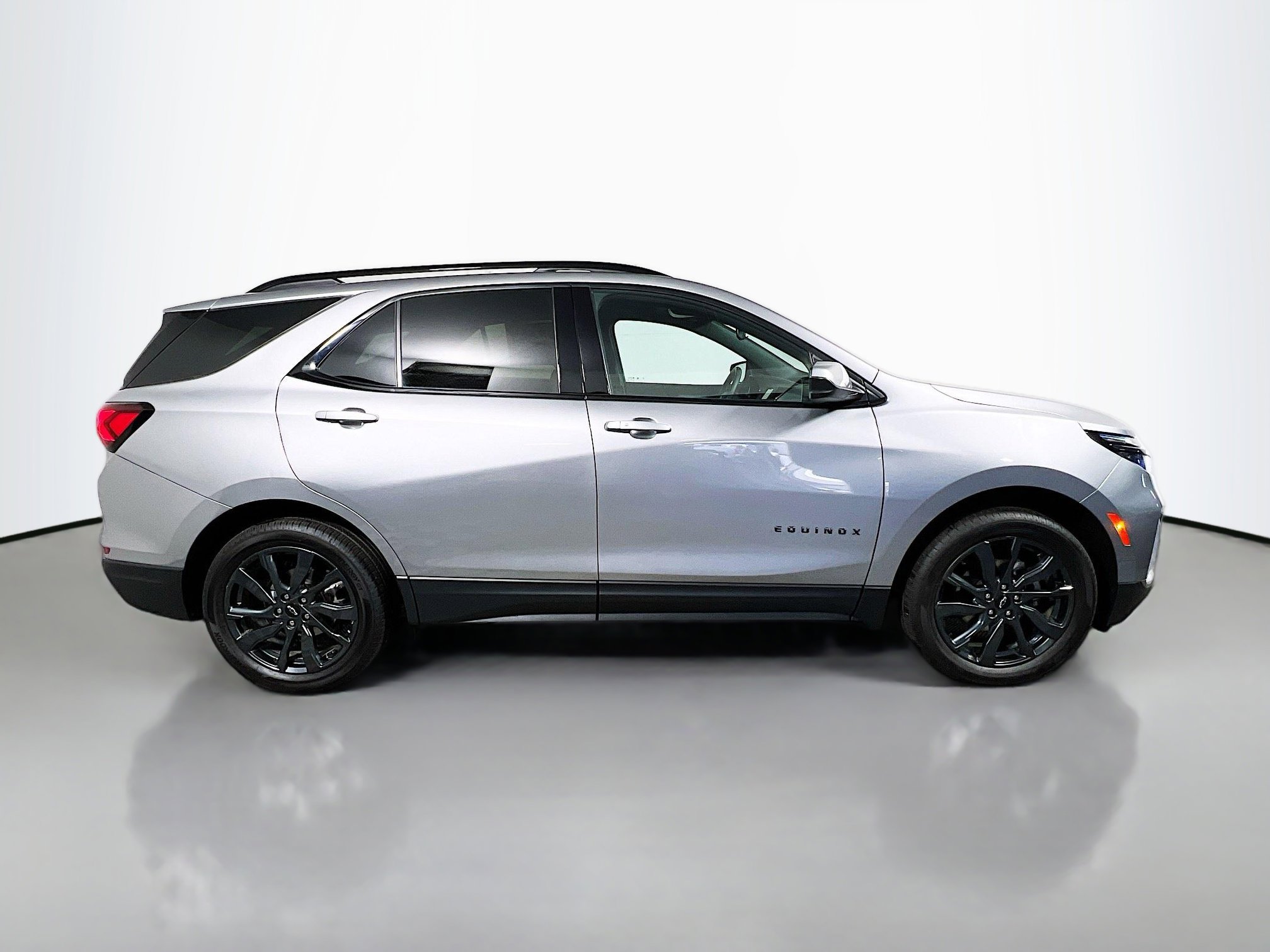 Used 2023 Chevrolet Equinox RS image 3