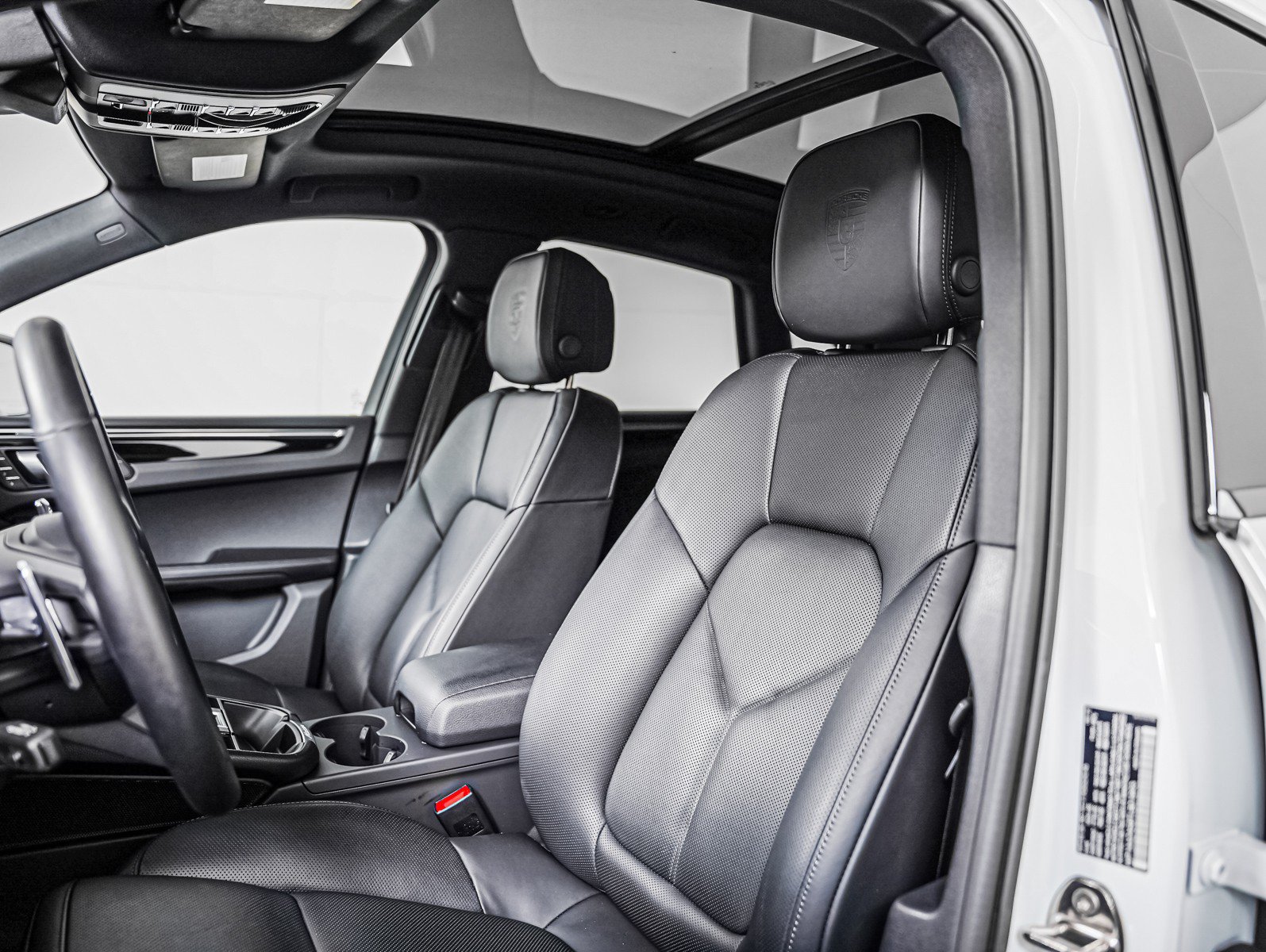 Certified 2026 Porsche Macan AWD/4WD image 6