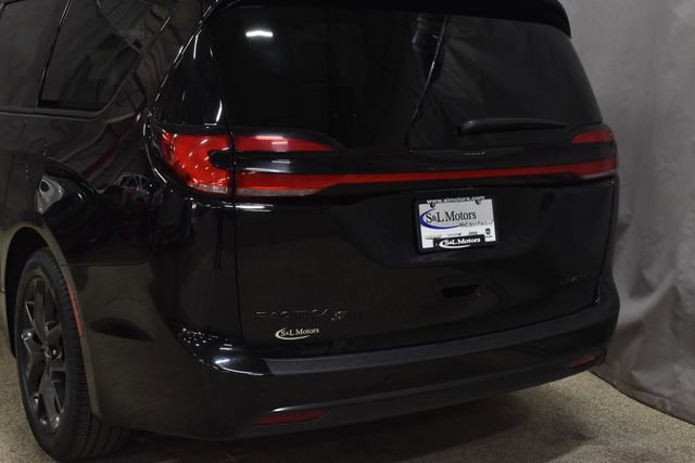 Used 2025 Chrysler Pacifica Limited image 9